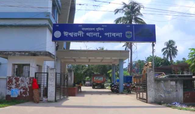 সড়কে ব্যারিকেড দিয়ে ট্রাকসহ ১৭ গরু লুট