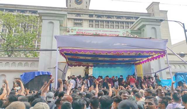 নগর ভবনের মূল ফটকে গান-বাজনা