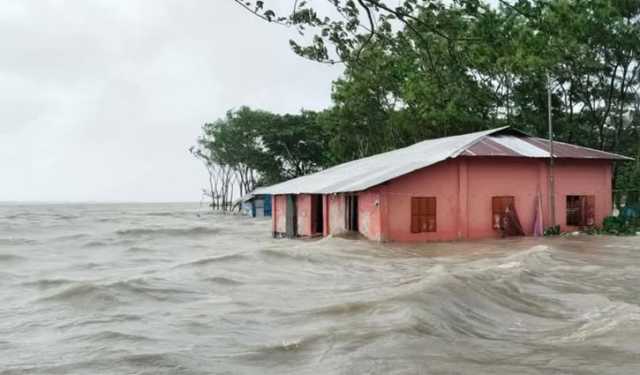 গভীর নিম্নচাপের প্রভাবে বেড়িবাঁধ বিধ্বস্ত, পানিবন্দি হাজারো পরিবার
