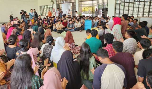 রাবির ফোকলোর বিভাগের শিক্ষার্থীদের অনশন প্রত্যাহার