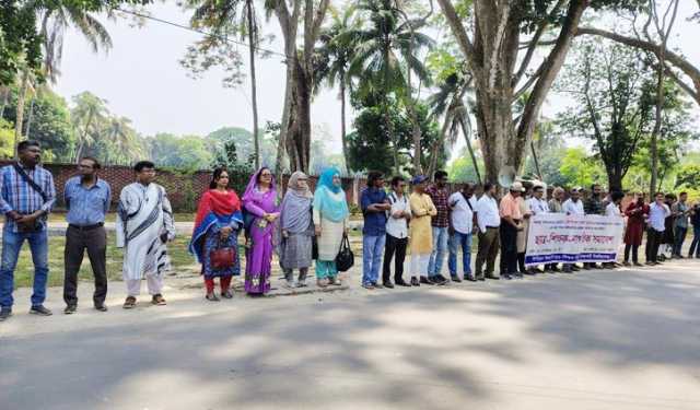 রাবি রেজিস্ট্রারের বাসায় ককটেল হামলার প্রতিবাদে সমাবেশ