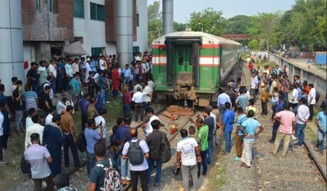 বগি লাইনচ্যুত, আড়াই ঘণ্টা পর ছাড়ল বনলতা এক্সপ্রেস