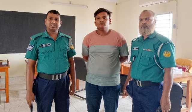 রাজশাহী কলেজে ক্লসে ঢুকে ছাত্রীদের উত্যক্তের অভিযোগে আটক ১