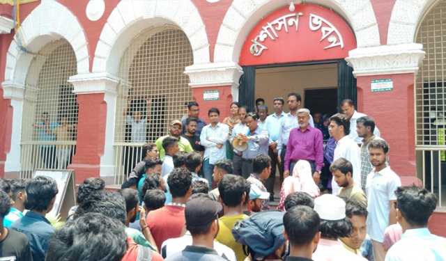 রাজশাহী কলেজ হোস্টেলের সিট ভাড়া কমানোর দাবিতে মানববন্ধন