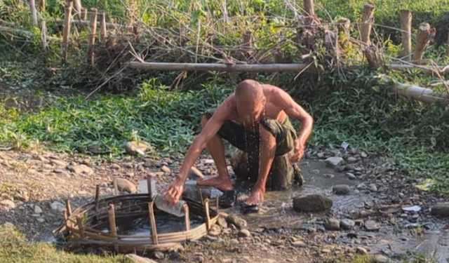 ছোট কূপের পানিতেই চলে যাদের জীবন