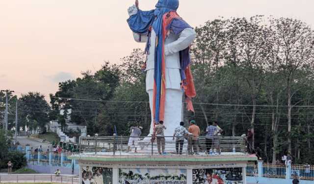 রাঙামাটিতে ভেঙে ফেলা হচ্ছে বঙ্গবন্ধুর ভাস্কর্য