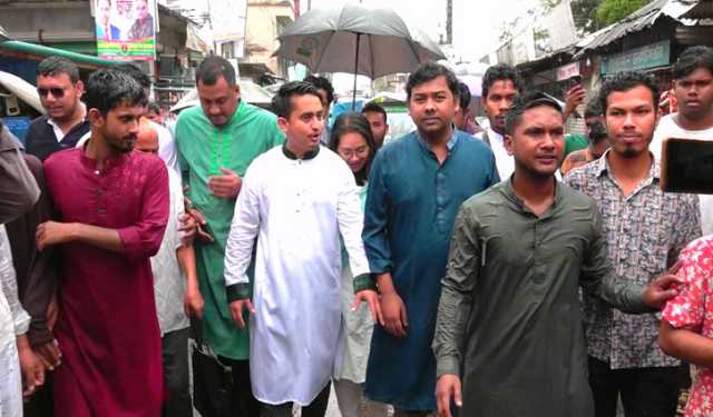 সরকার যেন বিচারের দায়িত্ব অন্যের হাতে দিয়ে সরে যাওয়ার ভুল না করে