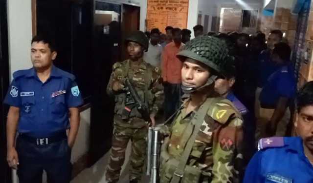 চাল বিতরণে দুর্নীতি, সেনাবাহিনীর হাতে ১১ ইউপি সদস্য আটক