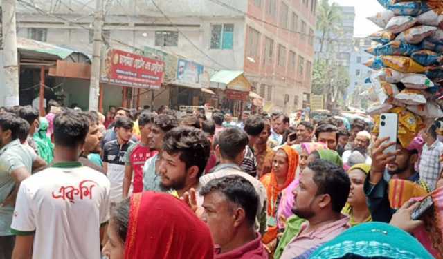 সঠিক সময়ে বেতন পরিশোধের দাবিতে সড়ক অবরোধ 