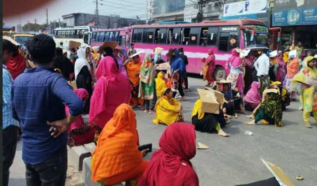 টঙ্গীতে বকেয়া বেতনের দাবিতে শ্রমিকদের মহাসড়ক অবরোধ 