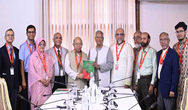 স্বাস্থ্য বিষয়ক সংস্কার কমিশনের প্রতিবেদন প্রধান উপদেষ্টার হাতে