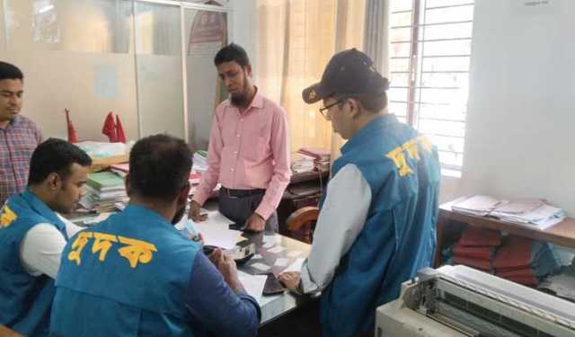 ঝালকাঠিতে বিআরটিএ’র কার্যালয়ে দুদকের অভিযান