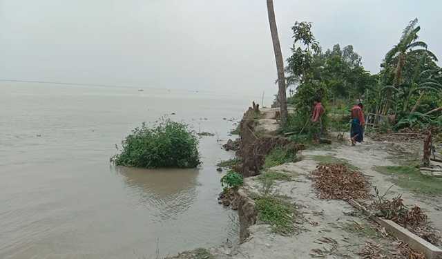 ‘জীবনডা গেলো ঘর সরাইতে সরাইতেই’