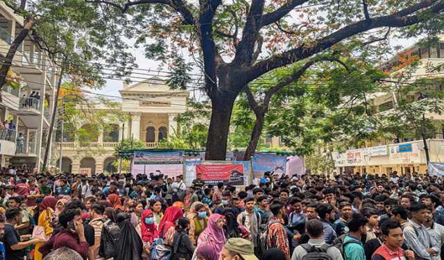 জবি শিক্ষার্থীদের ‘লং মার্চে’ পুলিশের লাঠিচার্জ, সাউন্ড গ্রেনেড 
