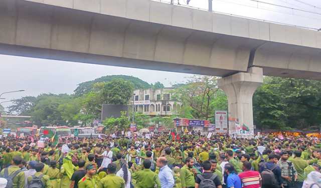 নার্স ও মিডওয়াইফদের শাহবাগ অবরোধ