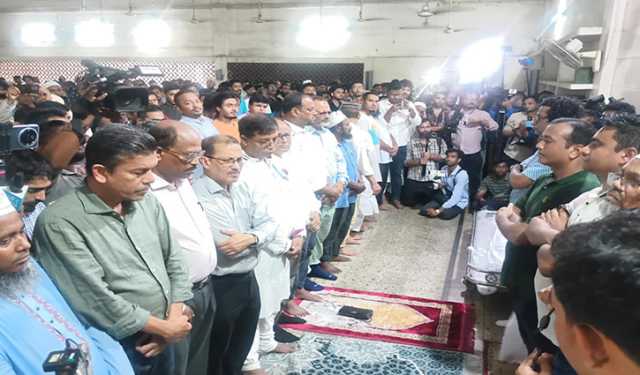 ঢাবিতে জানাজা শেষে গ্রামের পাথে সাম্যের লাশ