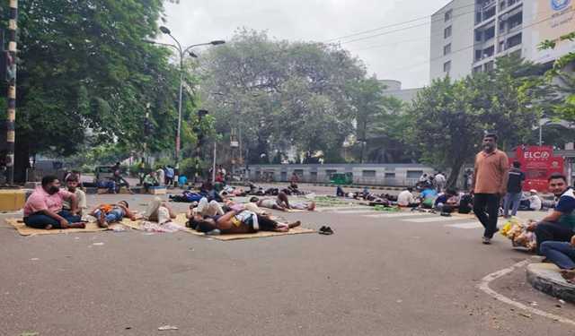  দ্বিতীয় দিনেও অনড় অবস্থানে জবি শিক্ষার্থীরা