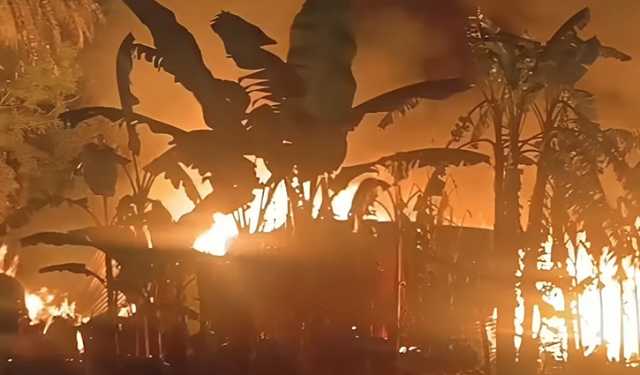 ফরিদপুরে বজ্রপাত থেকে তুলার গোডাউনে আগুন 