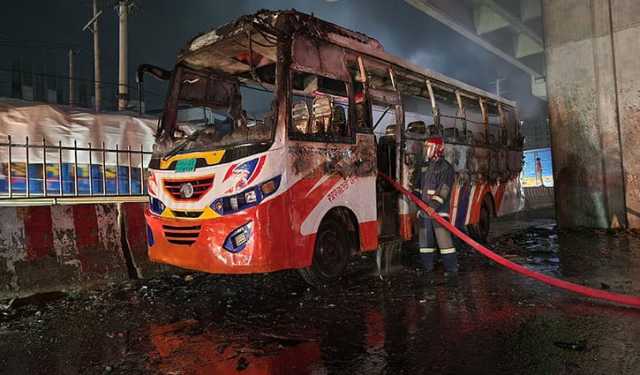 সাভারে মহাসড়কের পাশে দাঁড়িয়ে থাকা বাসে আগুন