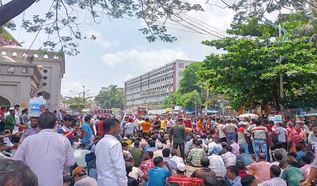 গোলাপ শাহ মাজার মোড় অবরোধ করে ইশরাক সমর্থকদের বিক্ষোভ