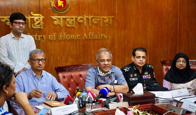 বিমানবন্দরে ছেড়ে দিলে আবার বলবেন ছেড়ে দিছেন: স্বরাষ্ট্র উপদেষ্টা