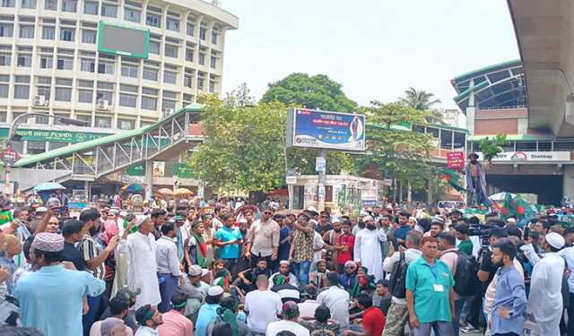 আওয়ামী লীগ নিষিদ্ধের দাবিতে শাহবাগে অবরোধ 
