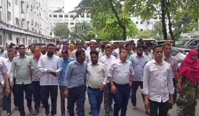 সরকারি চাকরি অধ্যাদেশ বাতিলের দাবিতে সচিবালয়ে বিক্ষোভ