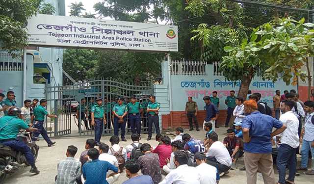 তেজগাঁও থানার সামনে পলিটেকনিক শিক্ষার্থীদের বিক্ষোভ 