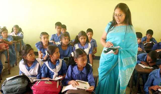 দাবি আদায়ে কর্মবিরতিতে প্রাথমিকের শিক্ষকরা