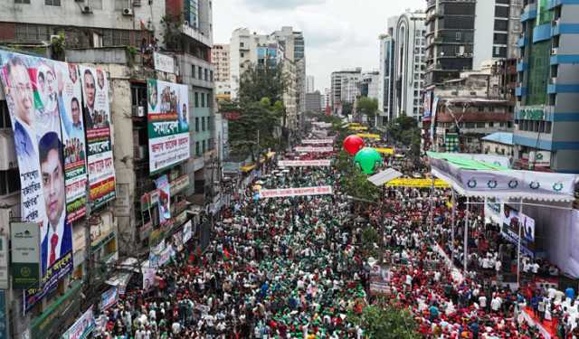 নয়াপল্টনে তরুণদের ঢল