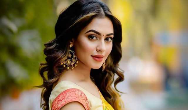 অভিনেত্রী নুসরাত ফারিয়া ডিবি কার্যালয়ে