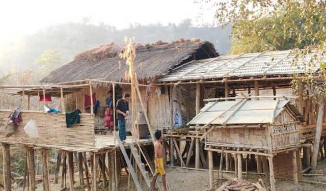 বিলুপ্তির পথে পাহাড়িদের ঐতিহ্যবাহী মাচাং ঘর
