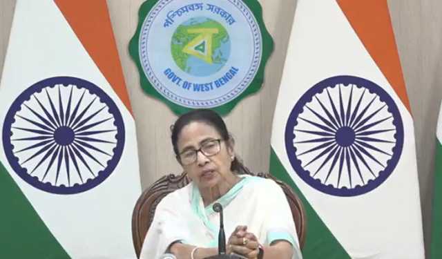 ঠান্ডা মাথায় কাঁধে কাঁধ মিলিয়ে লড়াইয়ের বার্তা মমতার