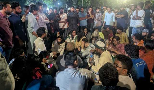 রাত পেরিয়ে ভোর, অবস্থানে অনড় ছাত্র-জনতা