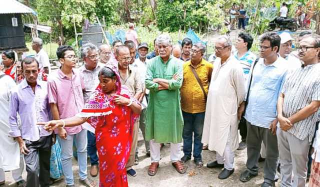অভয়নগরে পুড়ে যাওয়া ২০ বাড়ি পরিদর্শন করলেন বাম গণতান্ত্রিক জোটের নেতারা