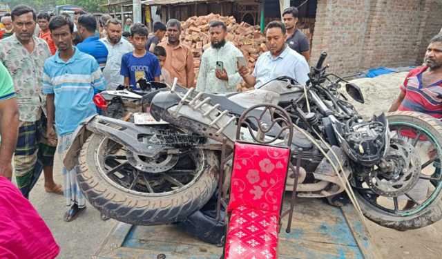 বাসচাপায় শেষ বাবা, পা গেছে মেয়ের, হাত ভেঙেছে অন্তঃসত্ত্বা স্ত্রীর