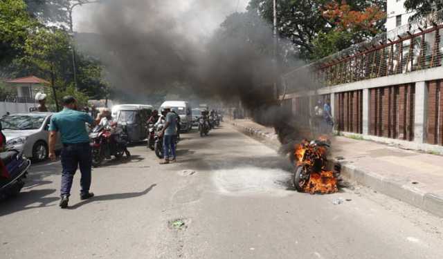 রাজধানীতে চলন্ত মোটরসাইকেলে আগুন