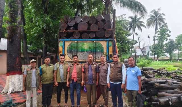 ৪ লাখ টাকার অবৈধ কাঠসহ ট্রাক আটক