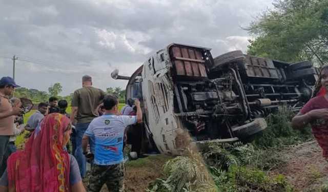 সাতক্ষীরায় ৩৫ সাংবাদিককে নিয়ে বাস খাদে