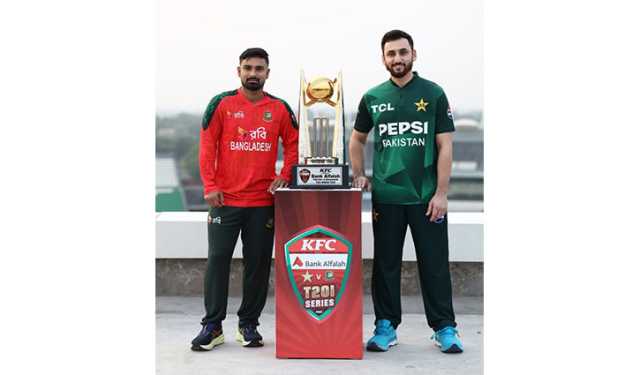 পাকিস্তানের বিপক্ষে ফিল্ডিংয়ে বাংলাদেশ