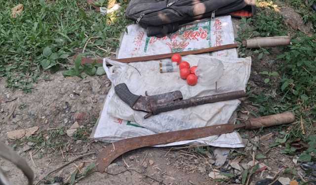 আশুলিয়ায় পরিত্যক্ত ব্যাগ থেকে দেশীয় অস্ত্র, ককটেল উদ্ধার