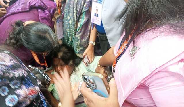 গভর্নরের গাড়ির সামনে শুয়ে পড়লেন চাকরিচ্যুত নারী কর্মী