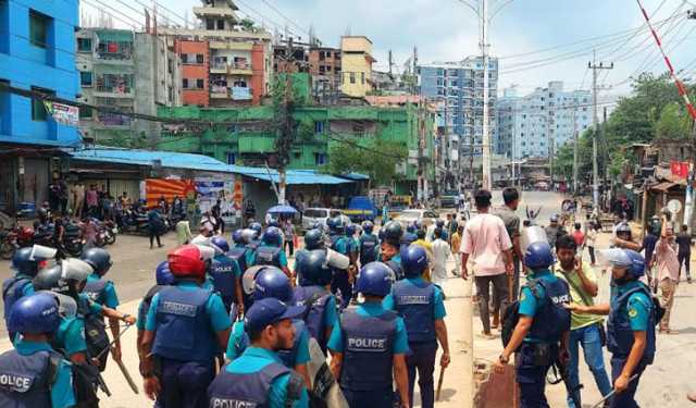 পুলিশের সঙ্গে ছাত্রসেনার সংঘর্ষে রণক্ষেত্র চট্টগ্রামের মুরাদপুর