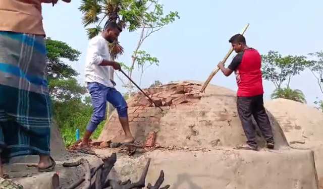 ঝালকাঠিতে কয়লা তৈরির ২৩ চুল্লি গুঁড়িয়ে দিলেন ভ্রাম্যমাণ আদালত