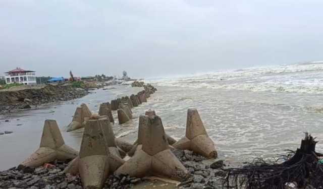 সাগরে নিম্নচাপ: কক্সবাজারে ঝোড়ো হাওয়ার সঙ্গে বৃষ্টিপাত অব্যাহত