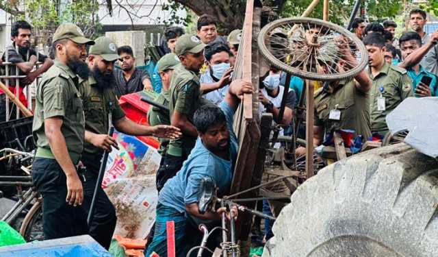 সোহরাওয়ার্দী উদ্যানে অবৈধ দোকানপাট গুঁড়িয়ে দিচ্ছে সিটি কর্পোরেশন 