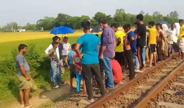 বিরামপুরে ট্রেনের ধাক্কায় বাবার মৃত্যু, ছেলে হাসপাতালে