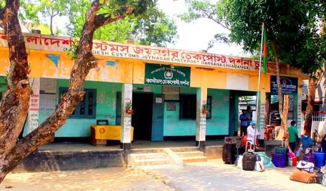 দর্শনা চেকপোস্টে স্ত্রীসহ আ.লীগ নেতা আটক