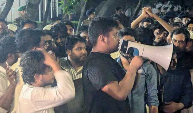 যেসব স্লোগানে মুখরিত যমুনা