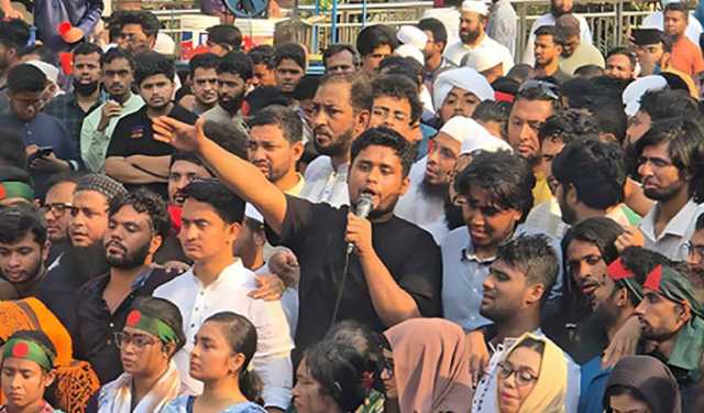 এক ঘণ্টার মধ্যে দাবি না মানলে যমুনা অভিমুখে মার্চ: হাসনাত